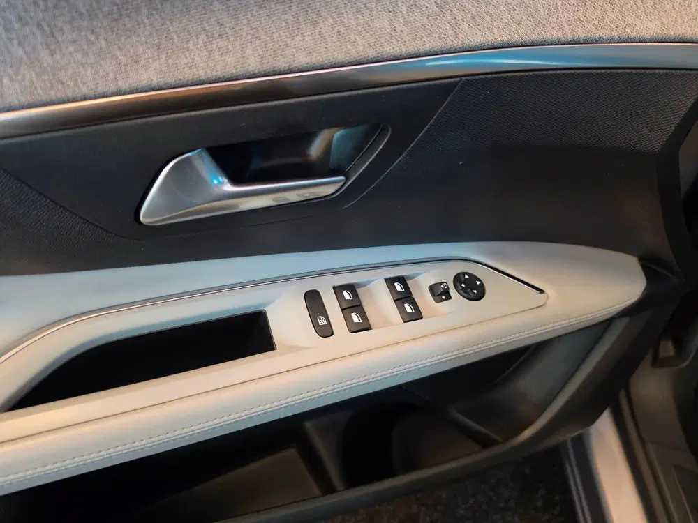 Peugeot 3008 1.2 PureTech Blue Premium uit 2019, foto 18