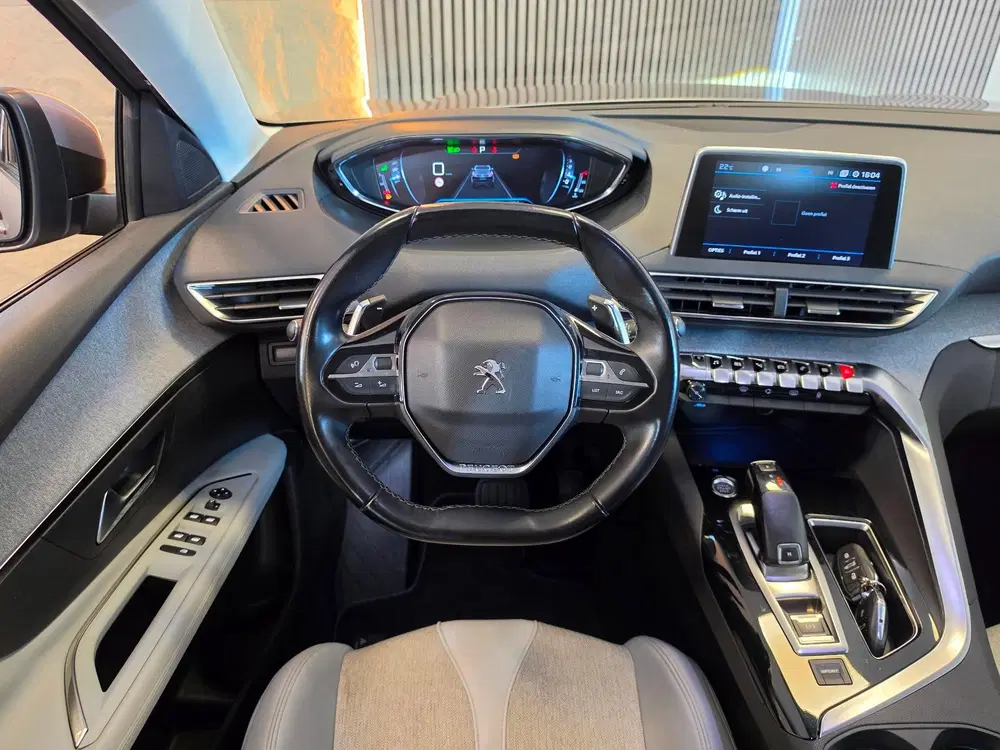 Peugeot 3008 1.2 PureTech Blue Premium uit 2019, foto 3