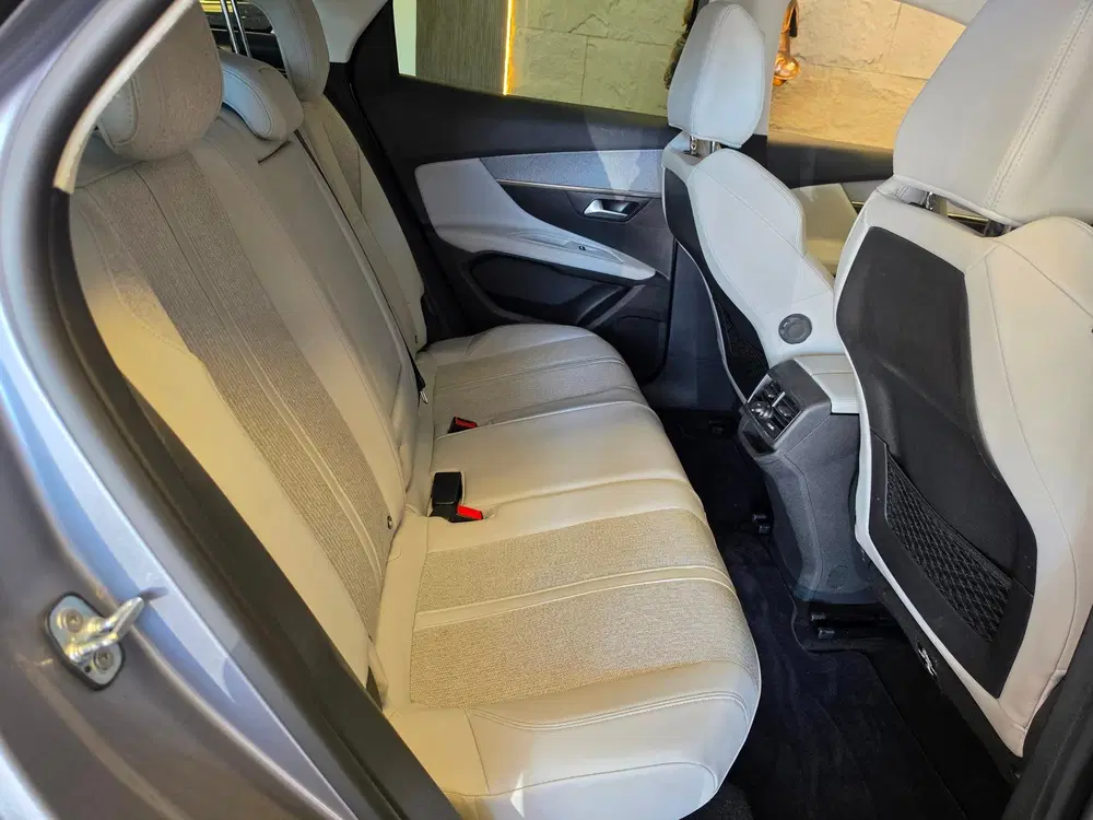 Peugeot 3008 1.2 PureTech Blue Premium uit 2019, foto 9