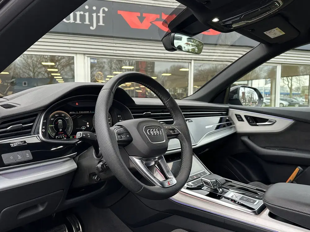 Audi Q8 55 TFSI e quattro Pro Line S-Line uit 2020, foto 2