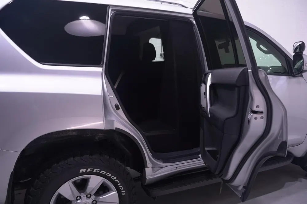 Toyota Land Cruiser 2.8 D-4D-F 177 pk 5 Drs Grijs Kenteken 2 uit 2019, foto 10