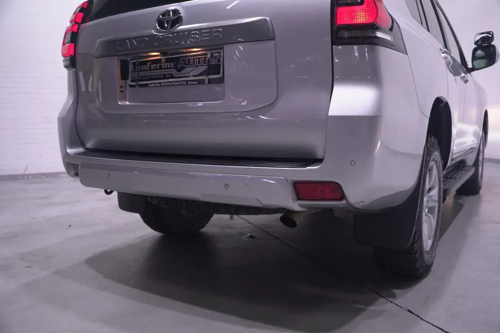 Toyota Land Cruiser 2.8 D-4D-F 177 pk 5 Drs Grijs Kenteken 2 uit 2019, foto 17