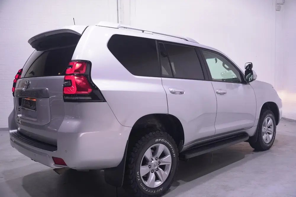 Toyota Land Cruiser 2.8 D-4D-F 177 pk 5 Drs Grijs Kenteken 2 uit 2019, foto 4