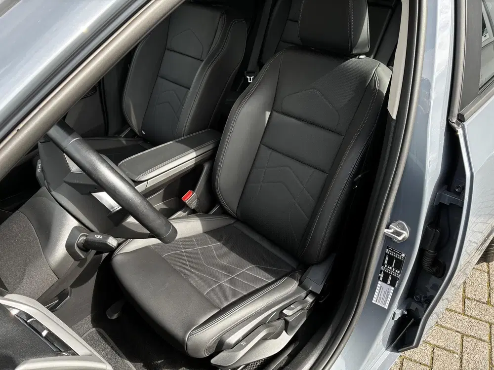 BMW 2-serie 220i Automaat uit 2023, foto 13
