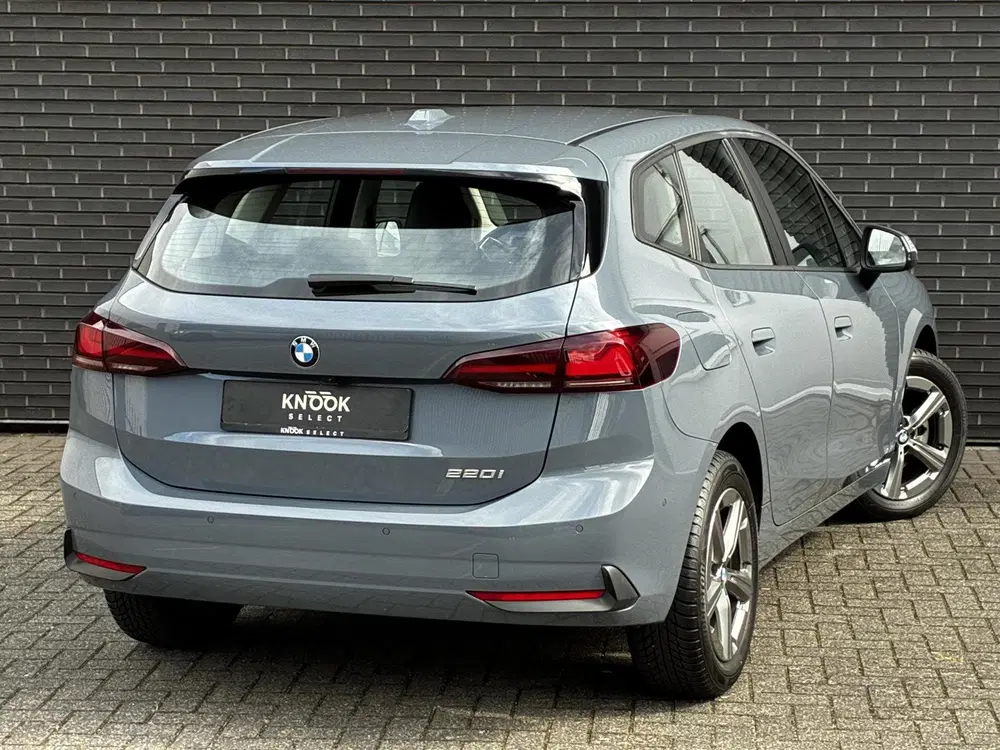 BMW 2-serie 220i Automaat uit 2023, foto 4
