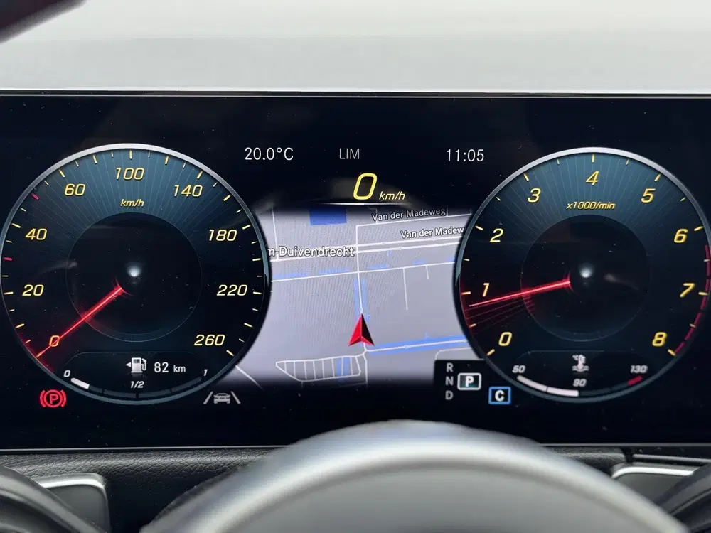 Mercedes-Benz GLB 200 AMG Line uit 2023, foto 12