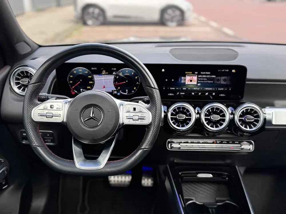 Mercedes-Benz GLB 200 AMG Line uit 2023, foto 2