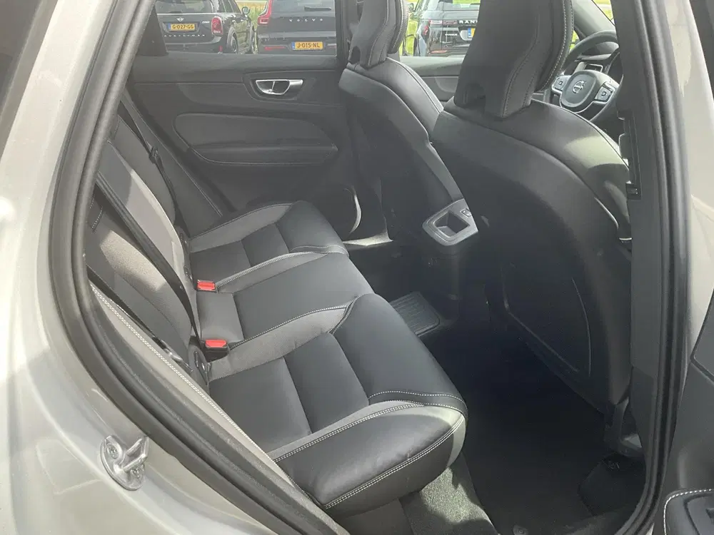 Volvo XC60 2.0 T6 Plug-in hybrid AWD Plus Dark Zwarte uit 2024, foto 10