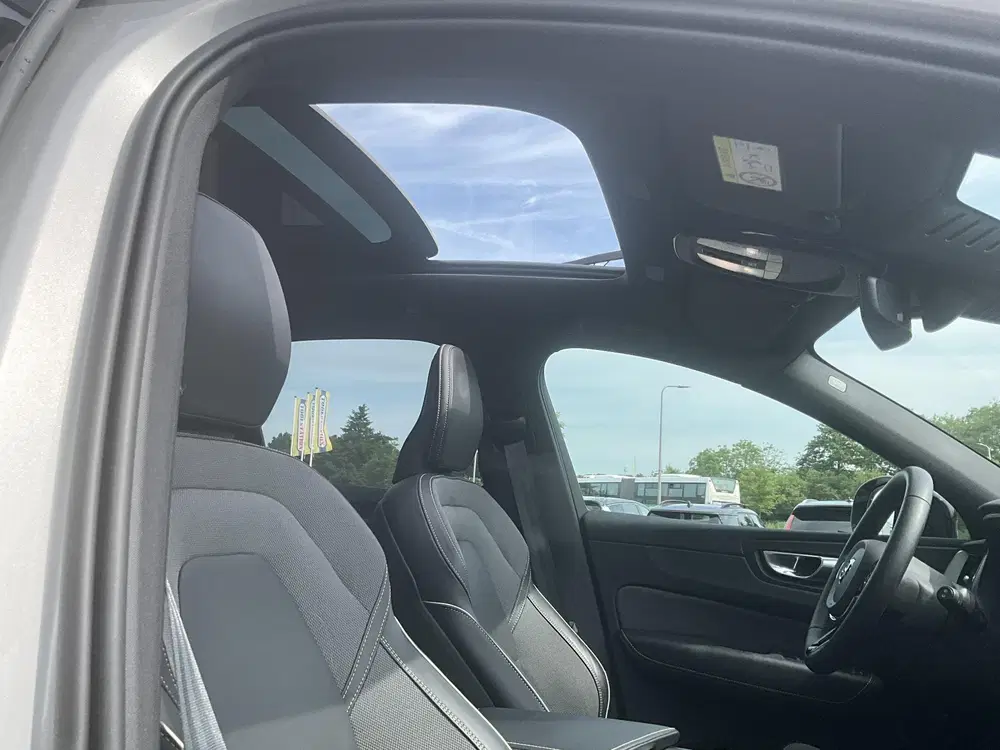 Volvo XC60 2.0 T6 Plug-in hybrid AWD Plus Dark Zwarte uit 2024, foto 11