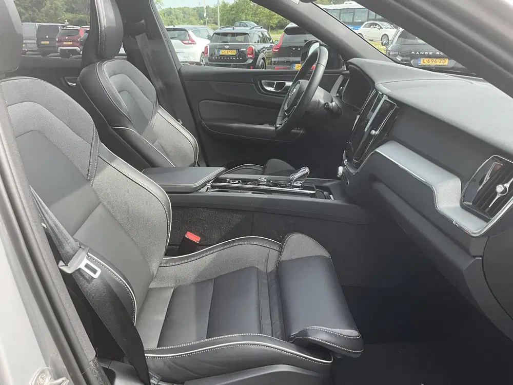 Volvo XC60 2.0 T6 Plug-in hybrid AWD Plus Dark Zwarte uit 2024, foto 12