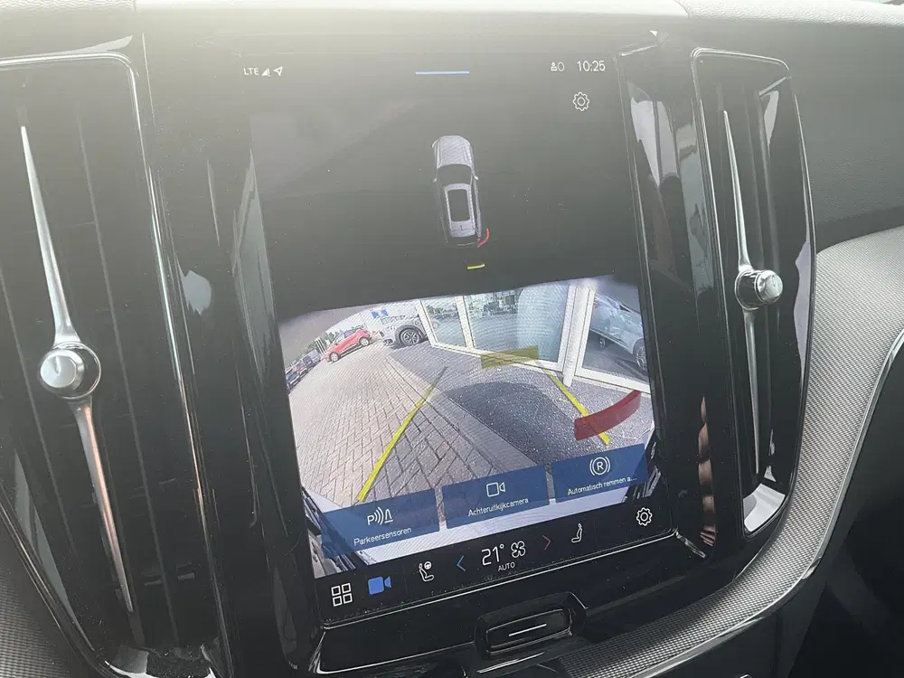 Volvo XC60 2.0 T6 Plug-in hybrid AWD Plus Dark Zwarte uit 2024, foto 16