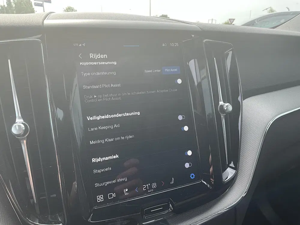 Volvo XC60 2.0 T6 Plug-in hybrid AWD Plus Dark Zwarte uit 2024, foto 18