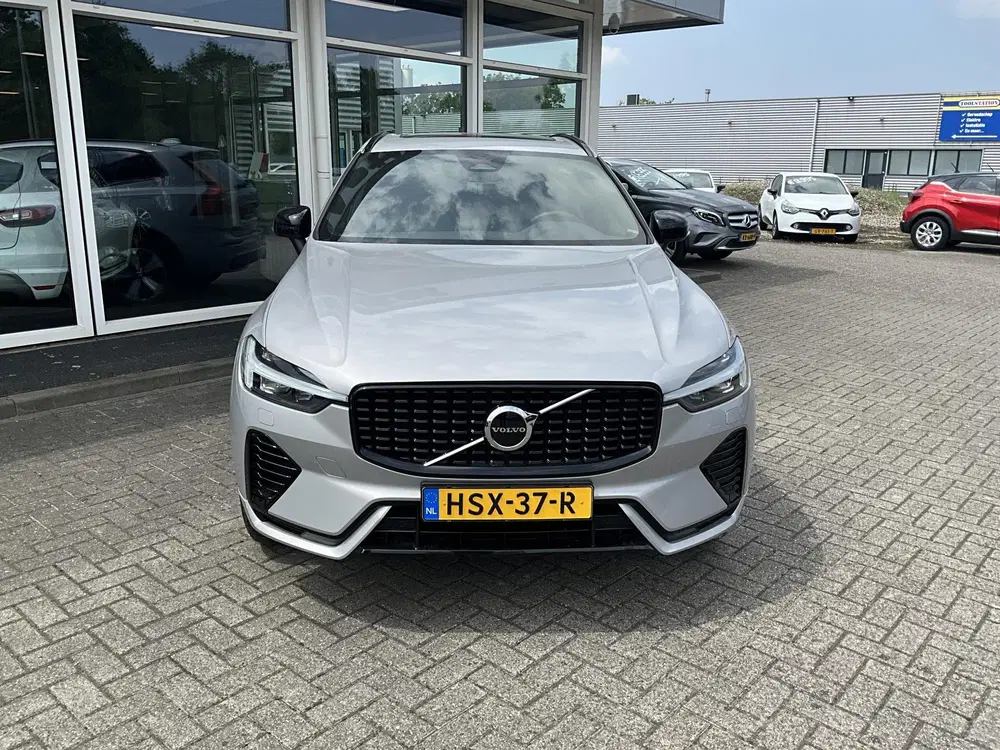 Volvo XC60 2.0 T6 Plug-in hybrid AWD Plus Dark Zwarte uit 2024, foto 2