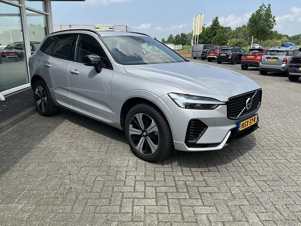 Volvo XC60 2.0 T6 Plug-in hybrid AWD Plus Dark Zwarte uit 2024, foto 3