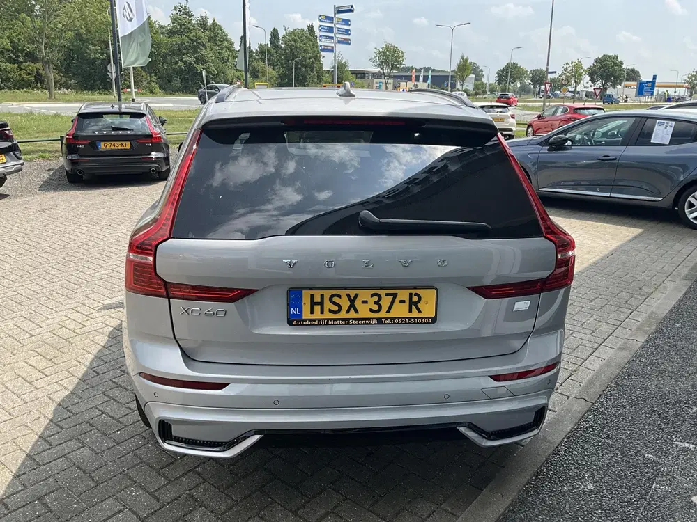 Volvo XC60 2.0 T6 Plug-in hybrid AWD Plus Dark Zwarte uit 2024, foto 4