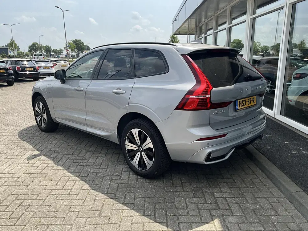 Volvo XC60 2.0 T6 Plug-in hybrid AWD Plus Dark Zwarte uit 2024, foto 5