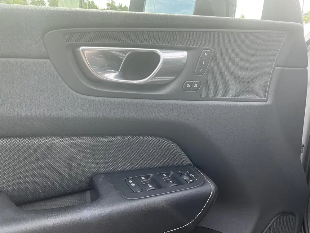 Volvo XC60 2.0 T6 Plug-in hybrid AWD Plus Dark Zwarte uit 2024, foto 7