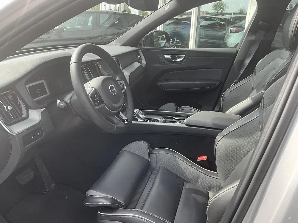 Volvo XC60 2.0 T6 Plug-in hybrid AWD Plus Dark Zwarte uit 2024, foto 8