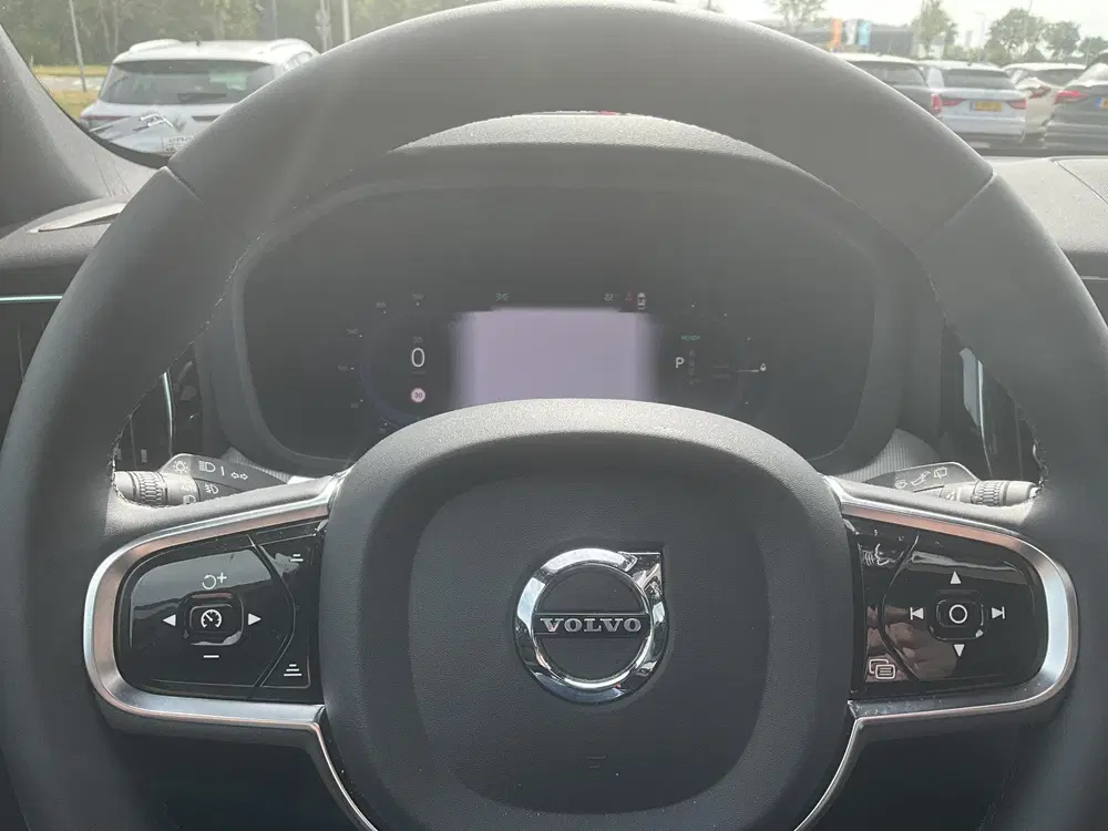 Volvo XC60 2.0 T6 Plug-in hybrid AWD Plus Dark Zwarte uit 2024, foto 9