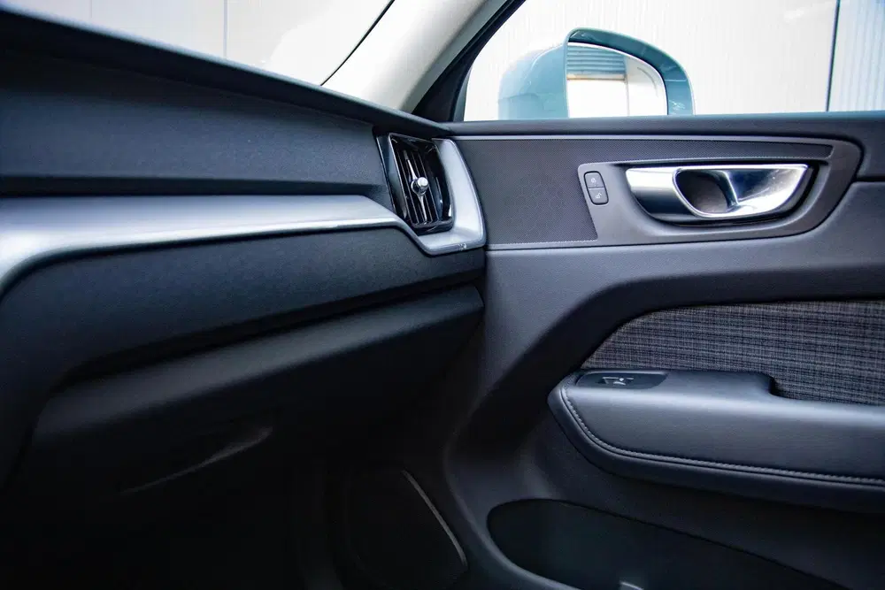 Volvo XC60 T6 Plug-In Hybrid AWD Core Bright Panorama uit 2024, foto 11