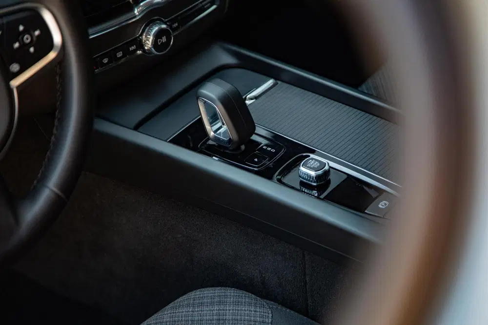 Volvo XC60 T6 Plug-In Hybrid AWD Core Bright Panorama uit 2024, foto 12