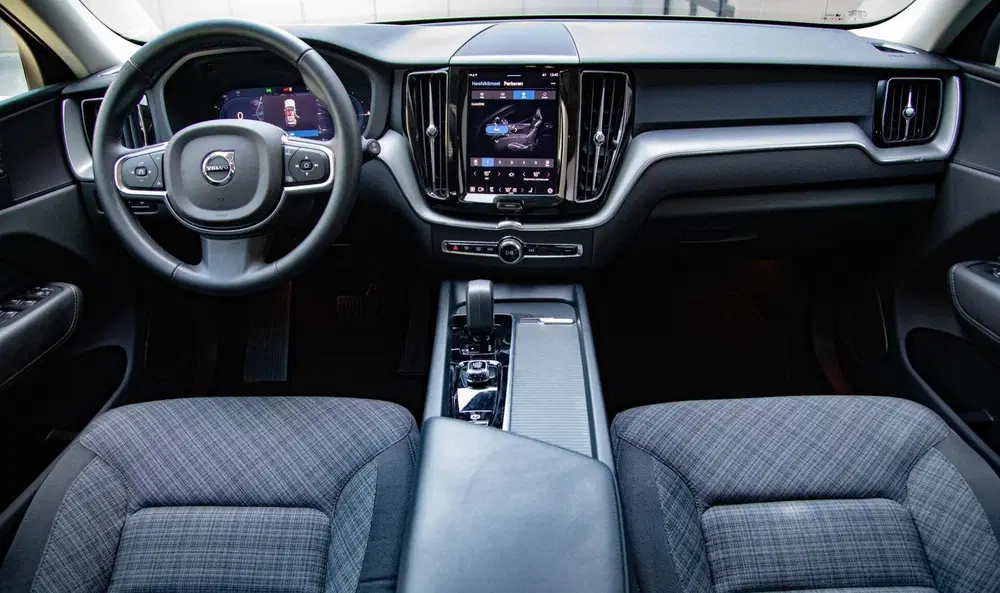Volvo XC60 T6 Plug-In Hybrid AWD Core Bright Panorama uit 2024, foto 17