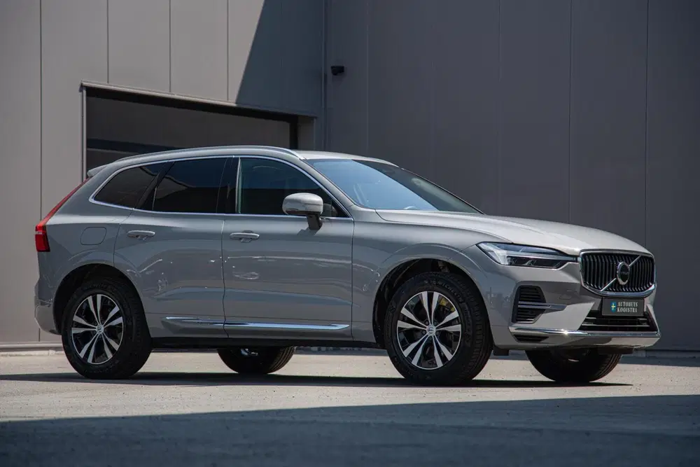 Volvo XC60 T6 Plug-In Hybrid AWD Core Bright Panorama uit 2024, foto 2