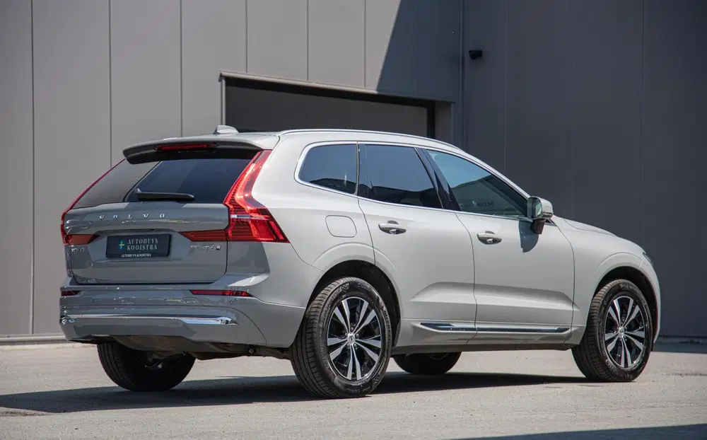 Volvo XC60 T6 Plug-In Hybrid AWD Core Bright Panorama uit 2024, foto 3