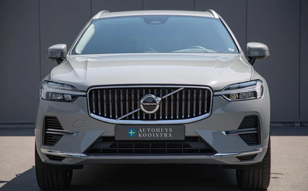 Volvo XC60 T6 Plug-In Hybrid AWD Core Bright Panorama uit 2024, foto 4