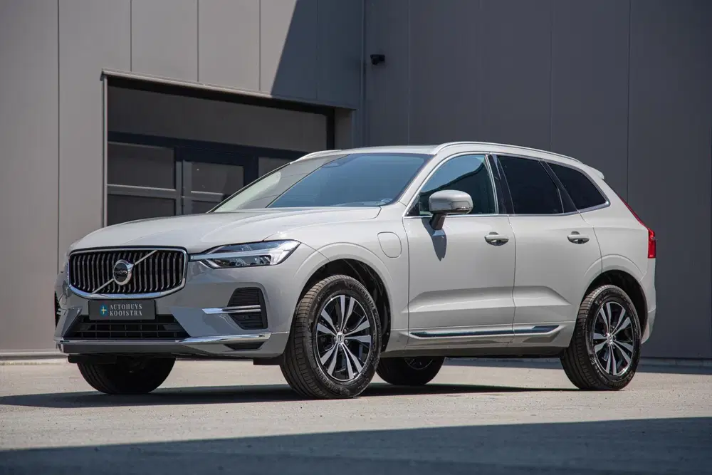 Volvo XC60 T6 Plug-In Hybrid AWD Core Bright Panorama uit 2024, foto 6