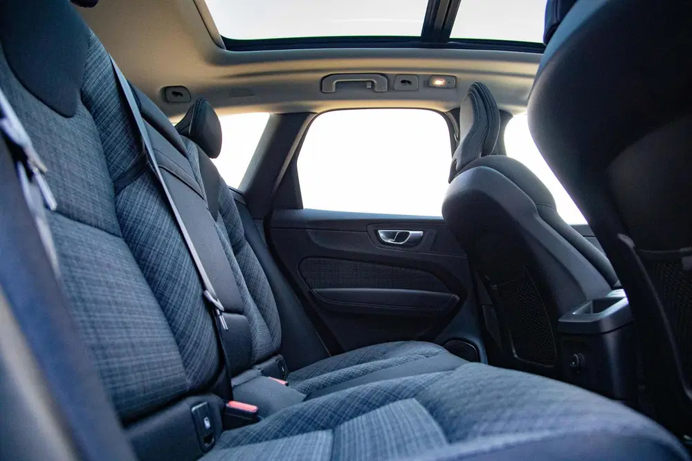 Volvo XC60 T6 Plug-In Hybrid AWD Core Bright Panorama uit 2024, foto 8