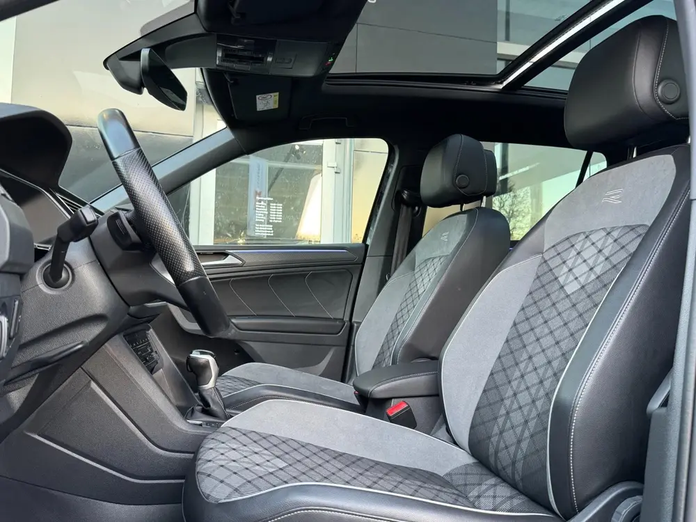 Volkswagen Tiguan 1.5 TSI R-Line Blackstyle uit 2022, foto 11
