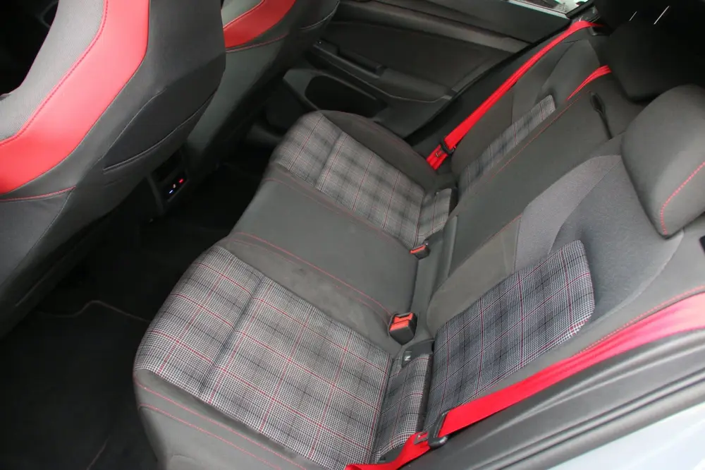 Volkswagen Golf 2.0 TSI GTI PANO-DAK STUURVERW. ADP. CRUISE! uit 2021, foto 20