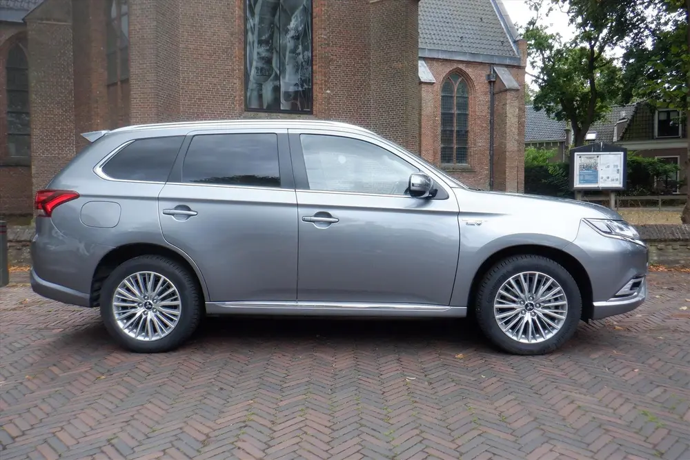 Mitsubishi Outlander 2.4 DOHC MIVEC PHEV 240pk 4WD Aut Inten uit 2019