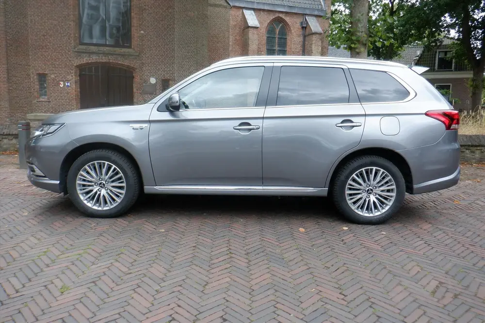 Mitsubishi Outlander 2.4 DOHC MIVEC PHEV 240pk 4WD Aut Inten uit 2019, foto 3
