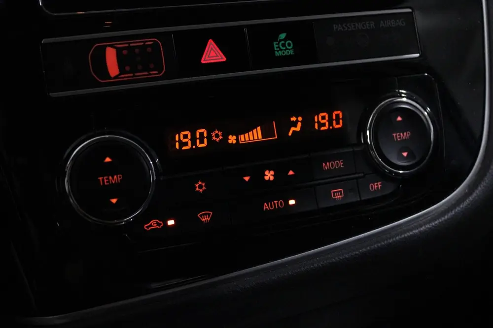 Mitsubishi Outlander 2.4 PHEV Intense | Camera | Leder | Cru uit 2019, foto 19