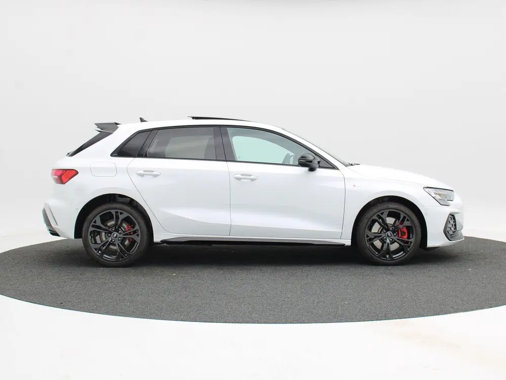 Audi A3 45 TFSi e 272 Pk S-Line Competition uit 2025, foto 8