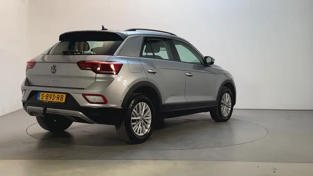Volkswagen T-Roc 1.5 TSI 150pk DSG Life Navigatie Trekhaak P uit 2023, foto 3