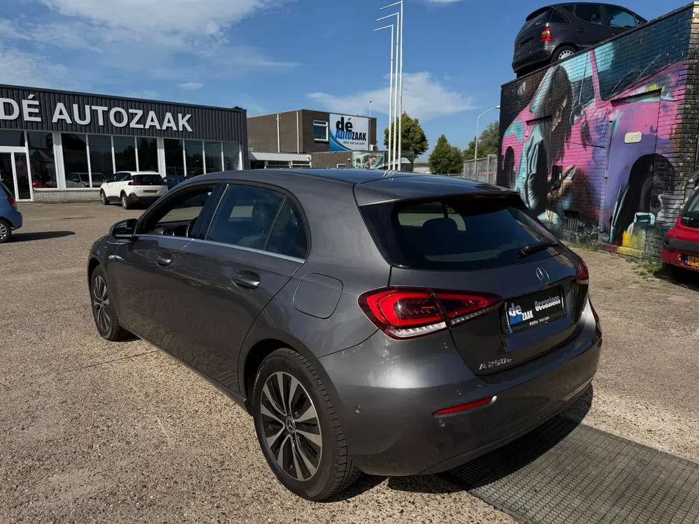 Mercedes-Benz A-Klasse 250 e Luxury Line Plug-In Hybrid uit 2022, foto 3