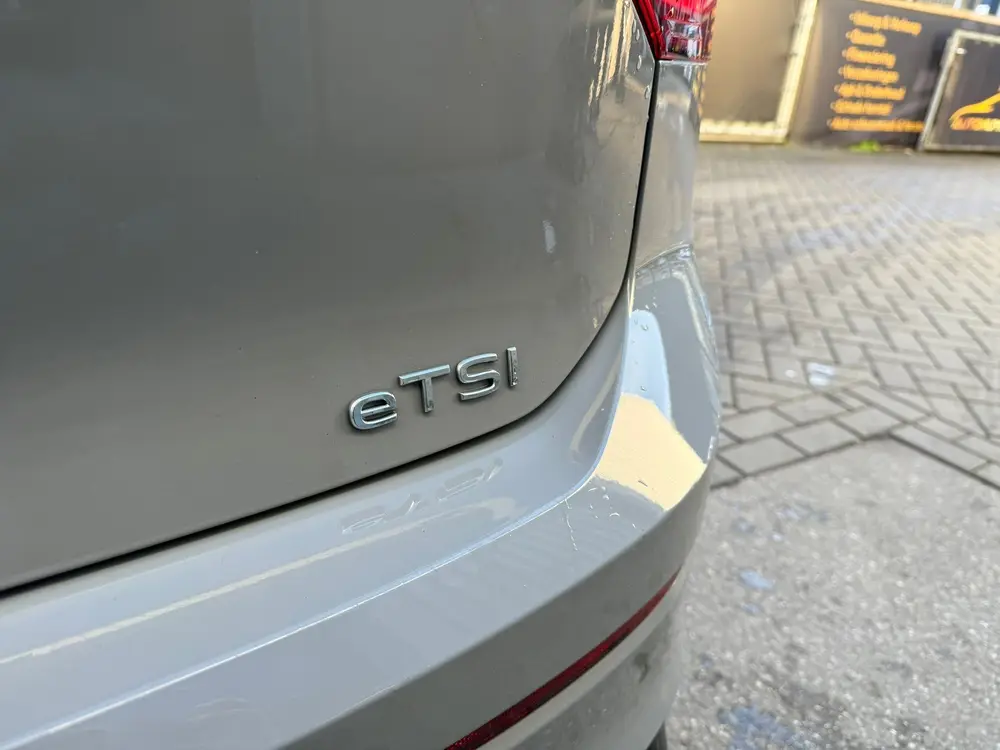 Volkswagen Golf 1.5 eTSI R-Line Pano IQlights Carplay Sfeer uit 2024, foto 8