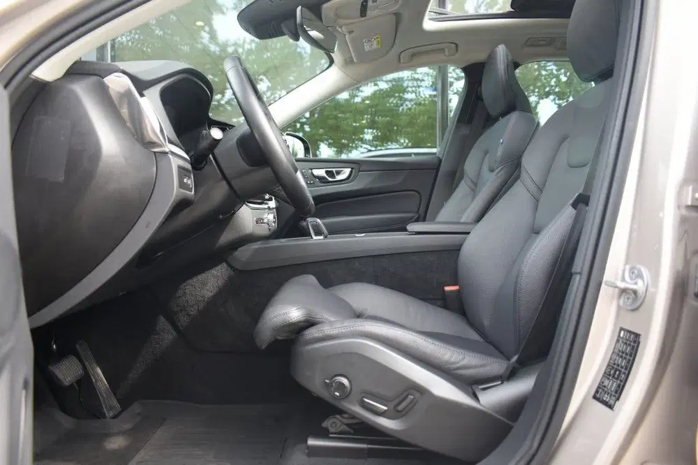 Volvo XC60 T6 350pk AWD Plus Dark uit 2024, foto 18