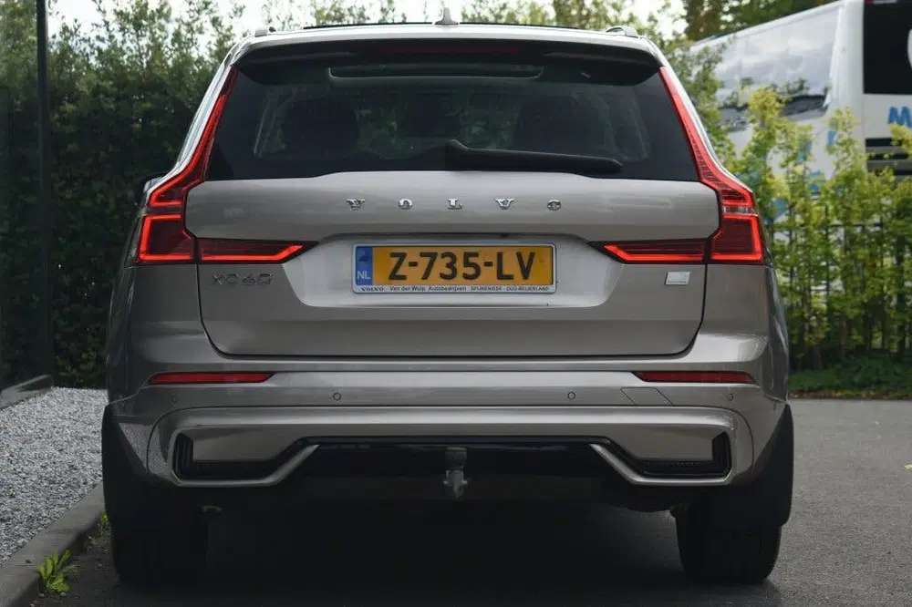 Volvo XC60 T6 350pk AWD Plus Dark uit 2024, foto 4