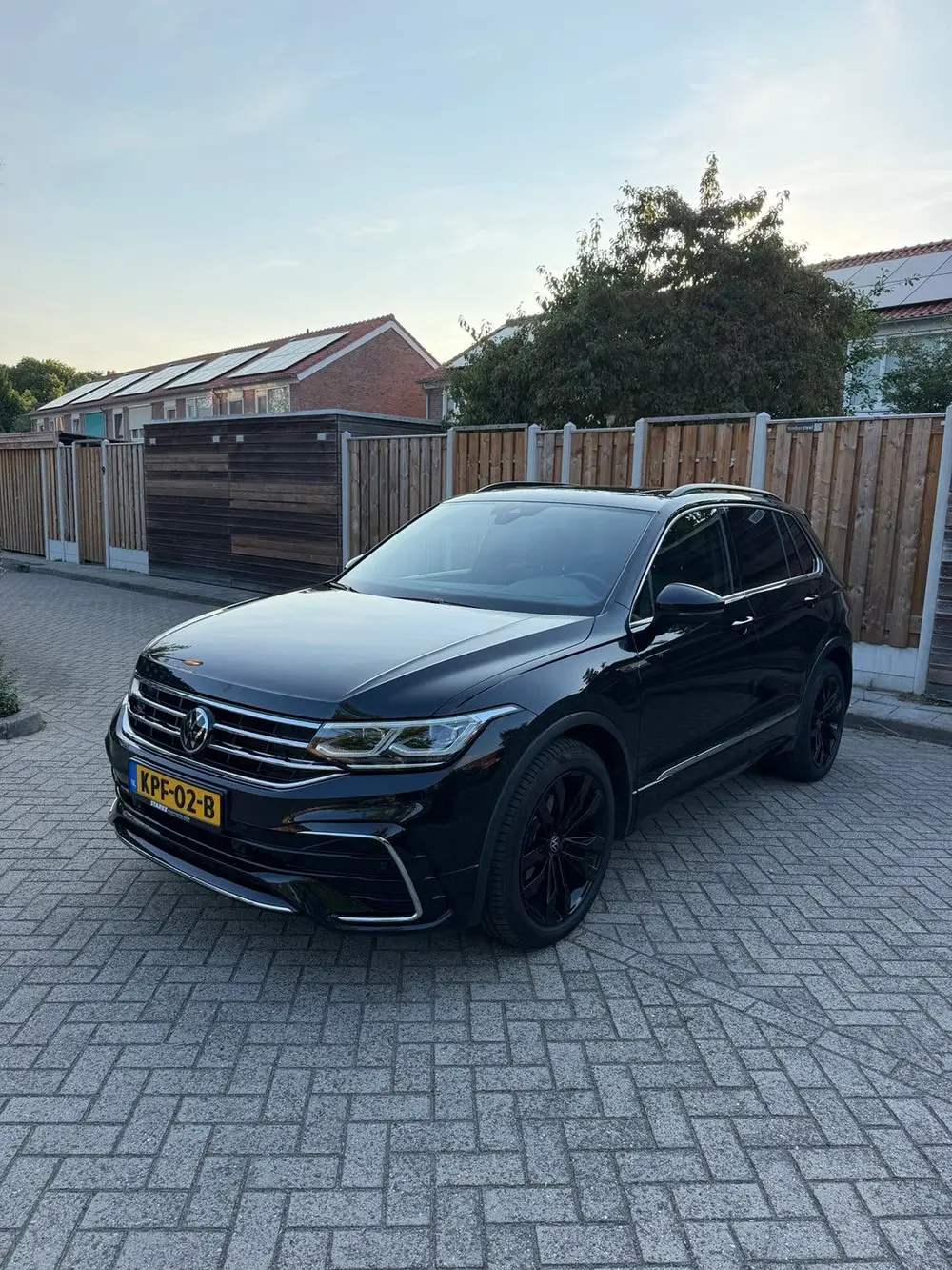 Volkswagen Tiguan 2.0 TDI R-line 150pk DSG 2023 Zwart uit 2023