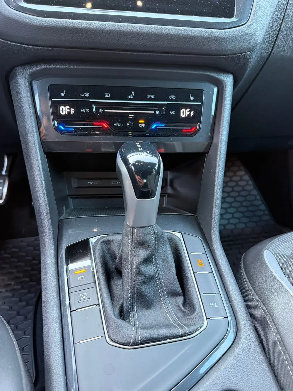 Volkswagen Tiguan 2.0 TDI R-line 150pk DSG 2023 Zwart uit 2023, foto 20