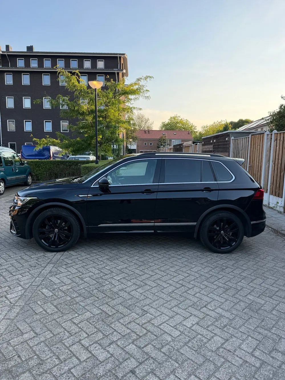 Volkswagen Tiguan 2.0 TDI R-line 150pk DSG 2023 Zwart uit 2023, foto 4
