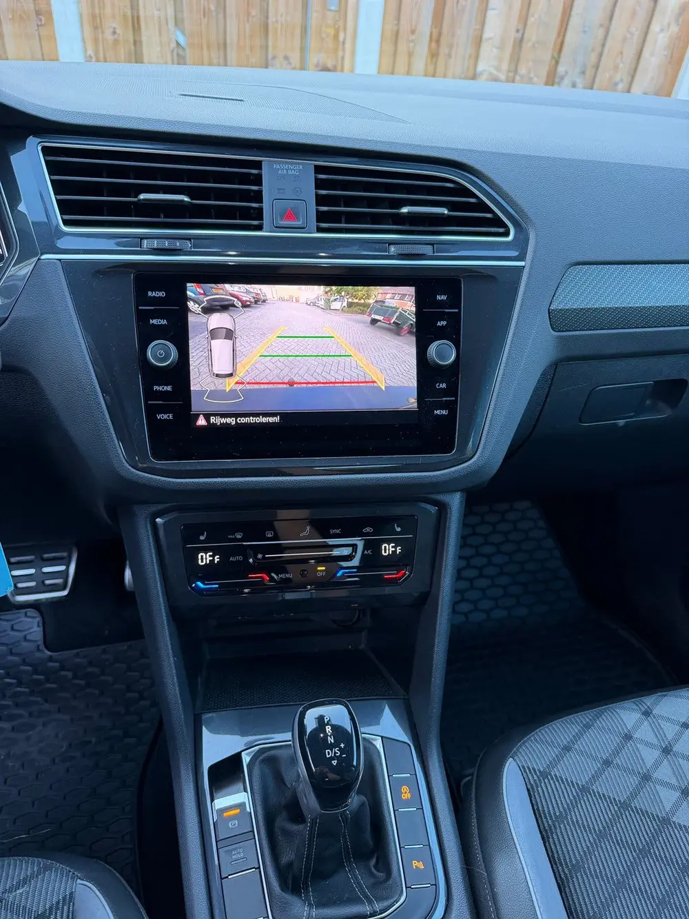 Volkswagen Tiguan 2.0 TDI R-line 150pk DSG 2023 Zwart uit 2023, foto 9