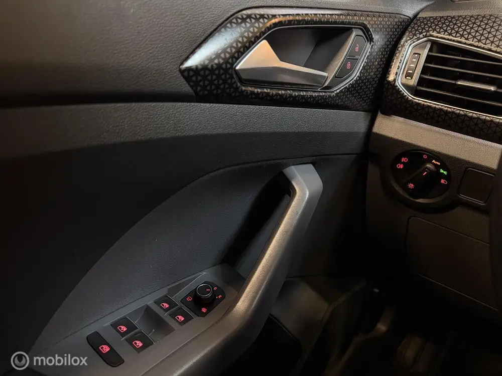 Volkswagen T-Cross 1.0 TSI DSG R-Line BEATS VIRTUAL CARPLAY uit 2019, foto 13