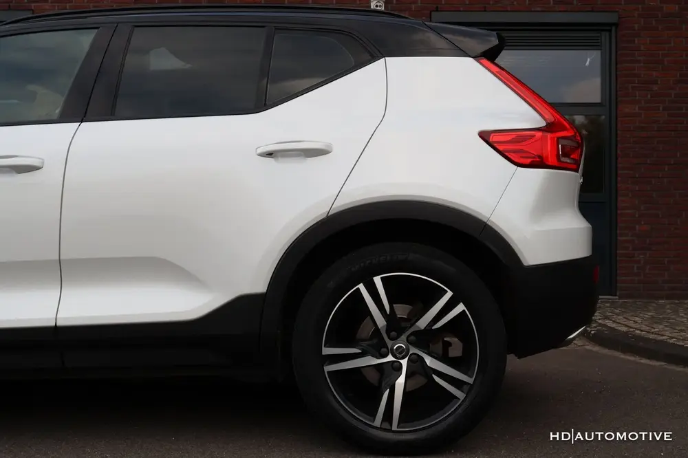 Volvo XC40 1.5 T5 Twin Engine R-Design PANO LEDER H/K CAM uit 2019, foto 13
