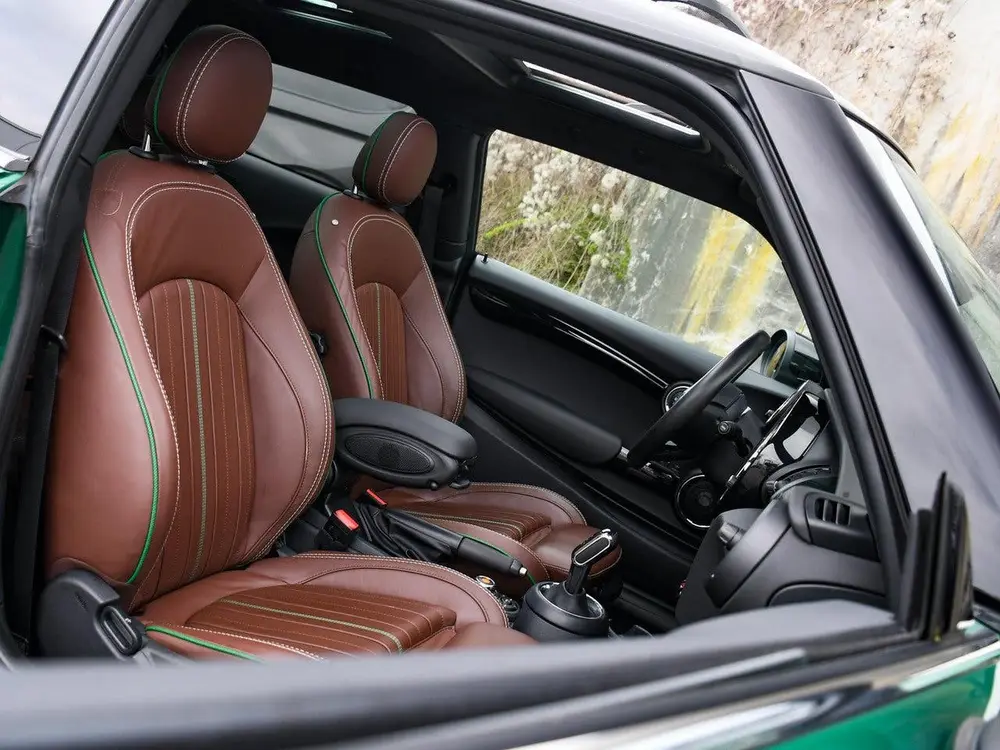 Mini 3-Deurs Cooper 60 Years Edition 1.5 136pk Automaat PANO uit 2019, foto 13