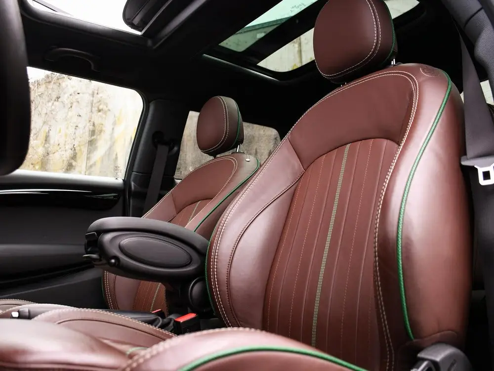 Mini 3-Deurs Cooper 60 Years Edition 1.5 136pk Automaat PANO uit 2019, foto 14